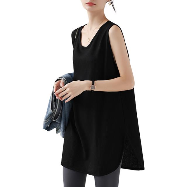 シンプルで着回し力抜群のロングタンクトップ