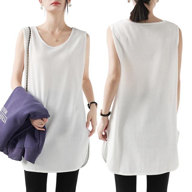 シンプルで着回し力抜群のロングタンクトップ