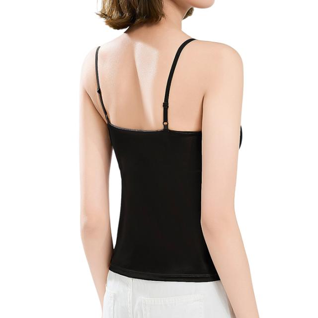 1枚で魅せる、艶めく美ラインカップ付きキャミソール。