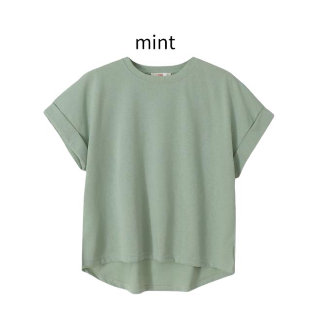 普段着Tシャツ。折り返し袖とゆったりシルエットでこなれ感