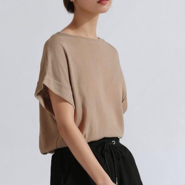 普段着Tシャツ。折り返し袖とゆったりシルエットでこなれ感