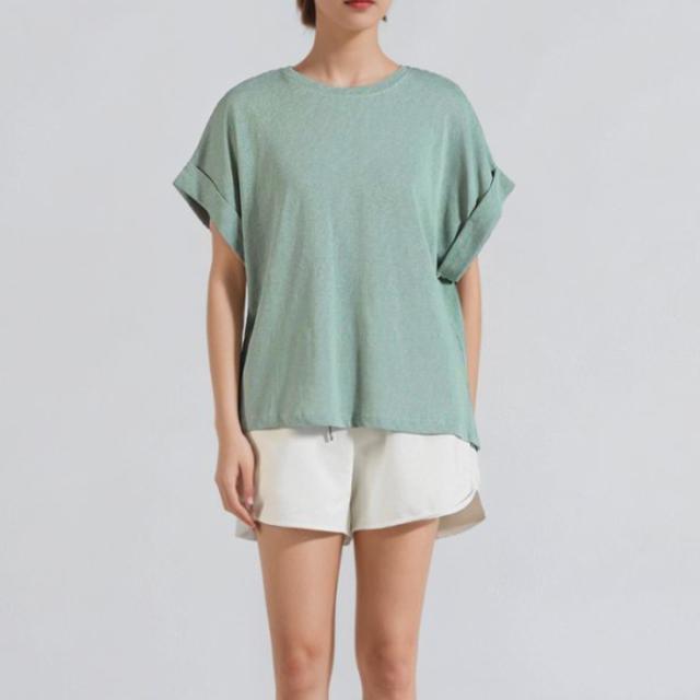 普段着Tシャツ。折り返し袖とゆったりシルエットでこなれ感