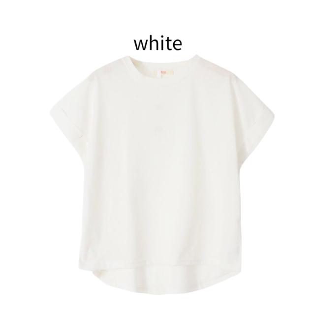 普段着Tシャツ。折り返し袖とゆったりシルエットでこなれ感