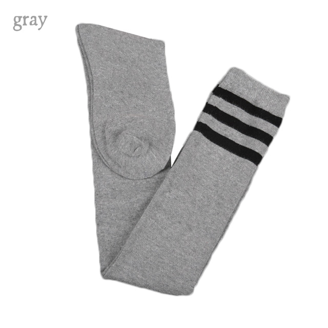 グレーのニーハイソックス