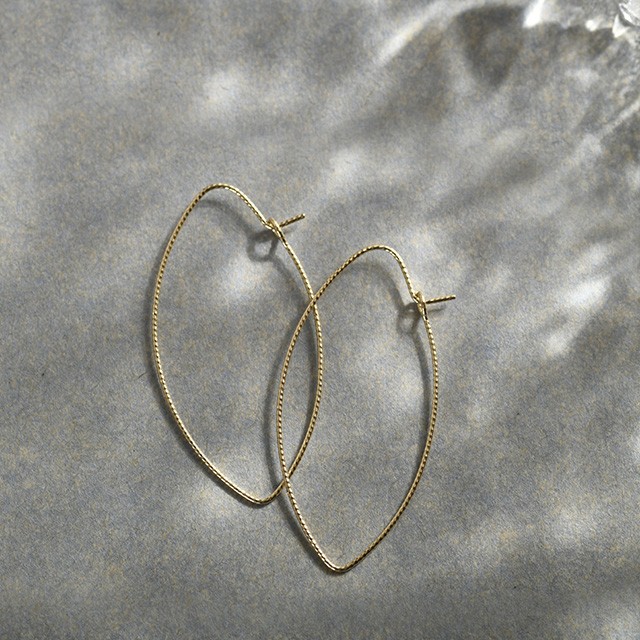 K18 pierced earrings elegant leaf hoop