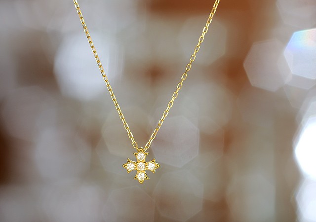 K18 diamond necklace Malta cross