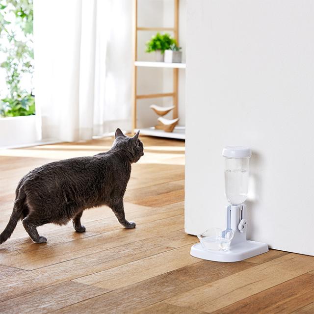 Bonbi ボンビ ラクリアスタンド  猫用 犬用 ペット用 給水器 自動 お手入れ簡単 ホワイト　クリア　白　透明 シンプル おしゃれ 電気不要  