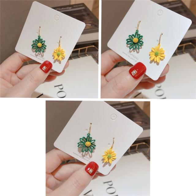 デイジー フラワー アシンメトリー ピアス