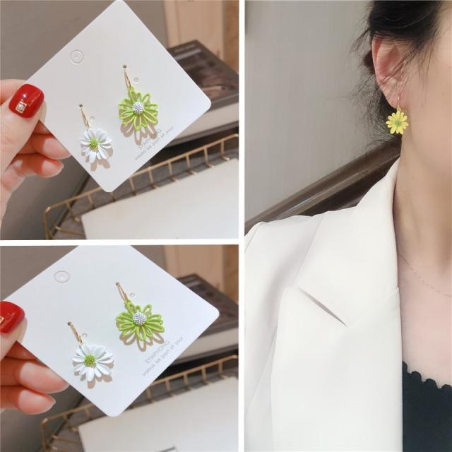 デイジー フラワー アシンメトリー ピアス