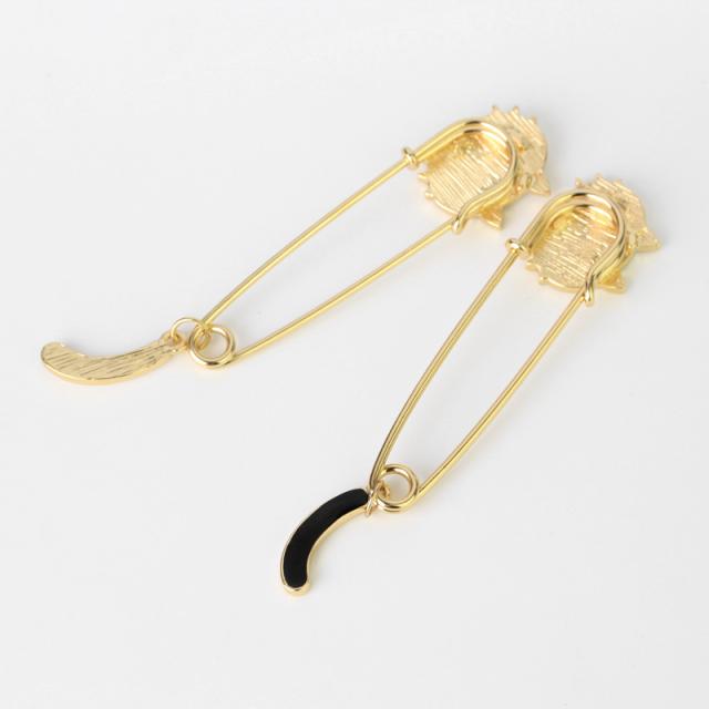 揺れるしっぽがかわいいネコのブローチピン