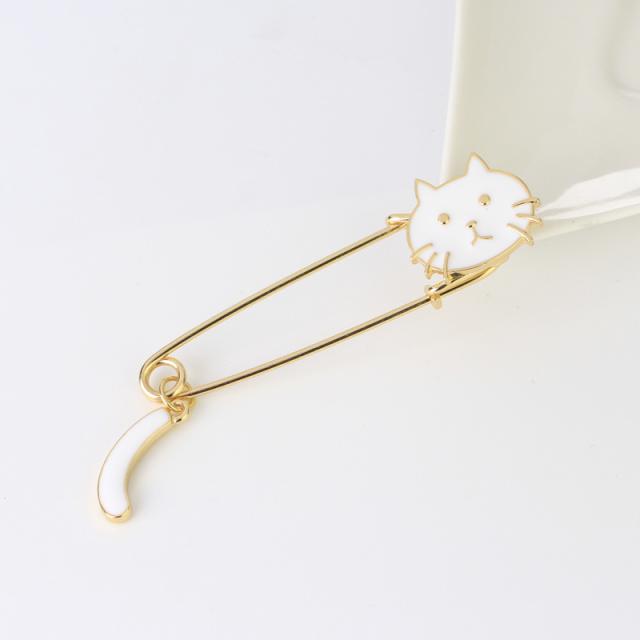 揺れるしっぽがかわいいネコのブローチピン