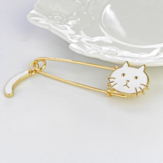 揺れるしっぽがかわいいネコのブローチピン