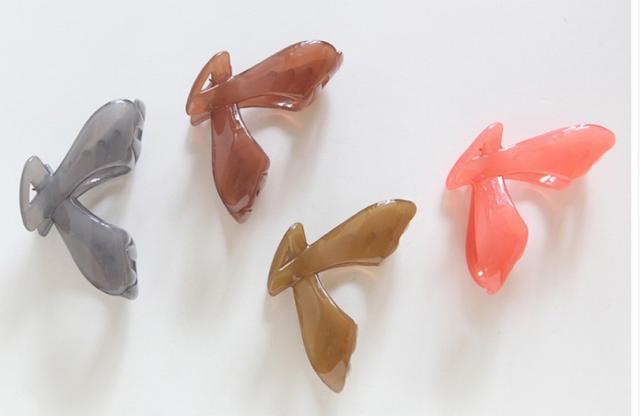 優しい色合いのバンスクリップ 