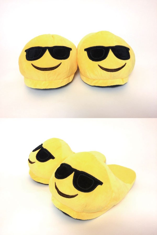  超ユニーク！話題の顔文字スリッパ