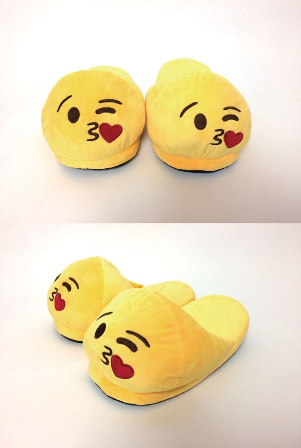  超ユニーク！話題の顔文字スリッパ