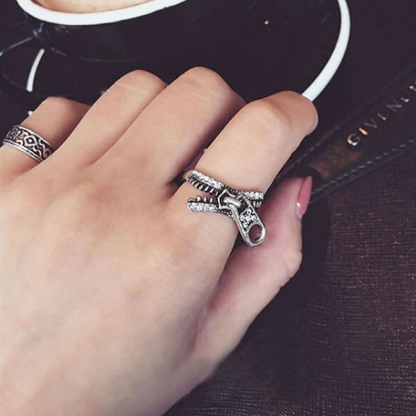 クリアストーンぎっしりファスナーリング♪