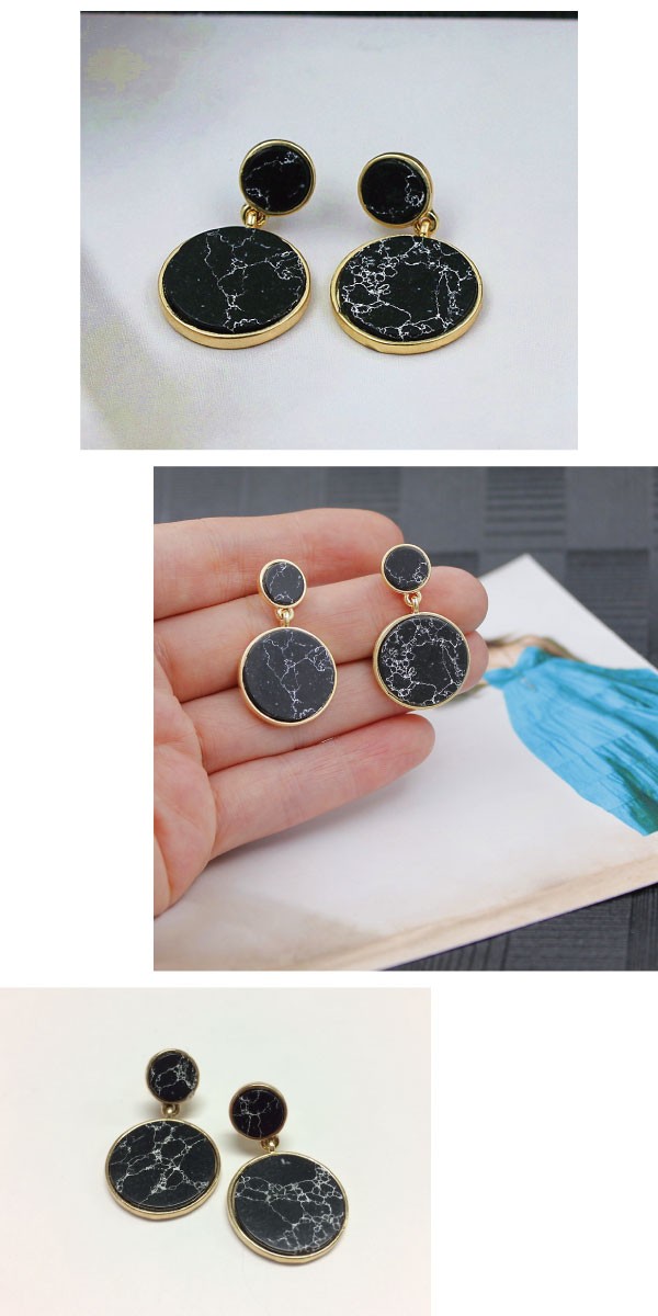 マーブルストーンのついたメタルピアス