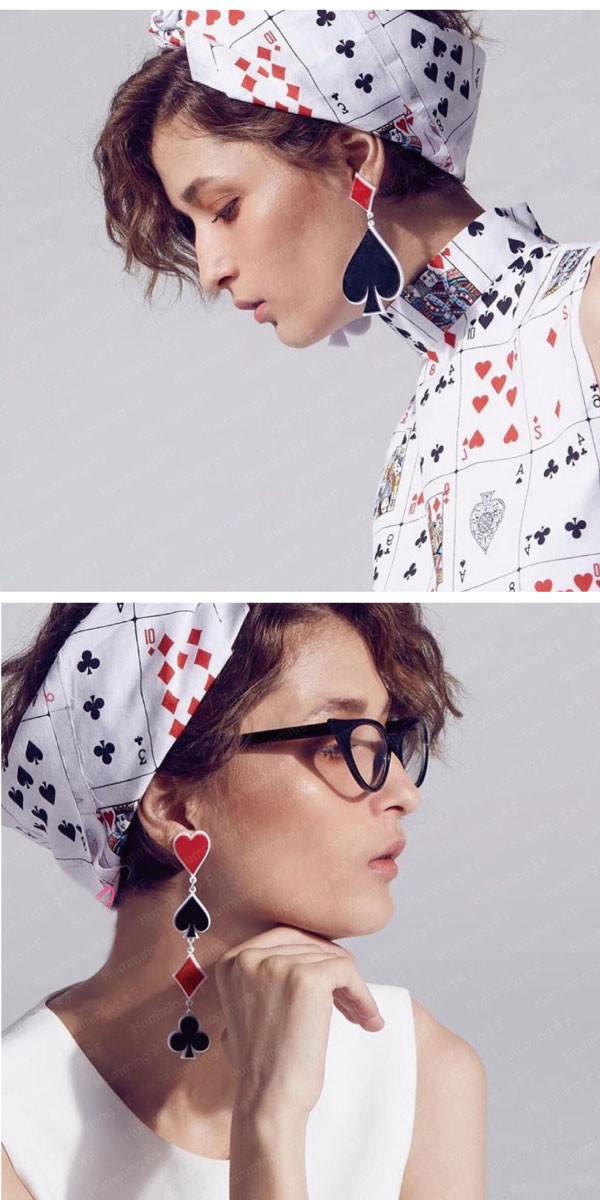 トランプ柄のアクリルピアス