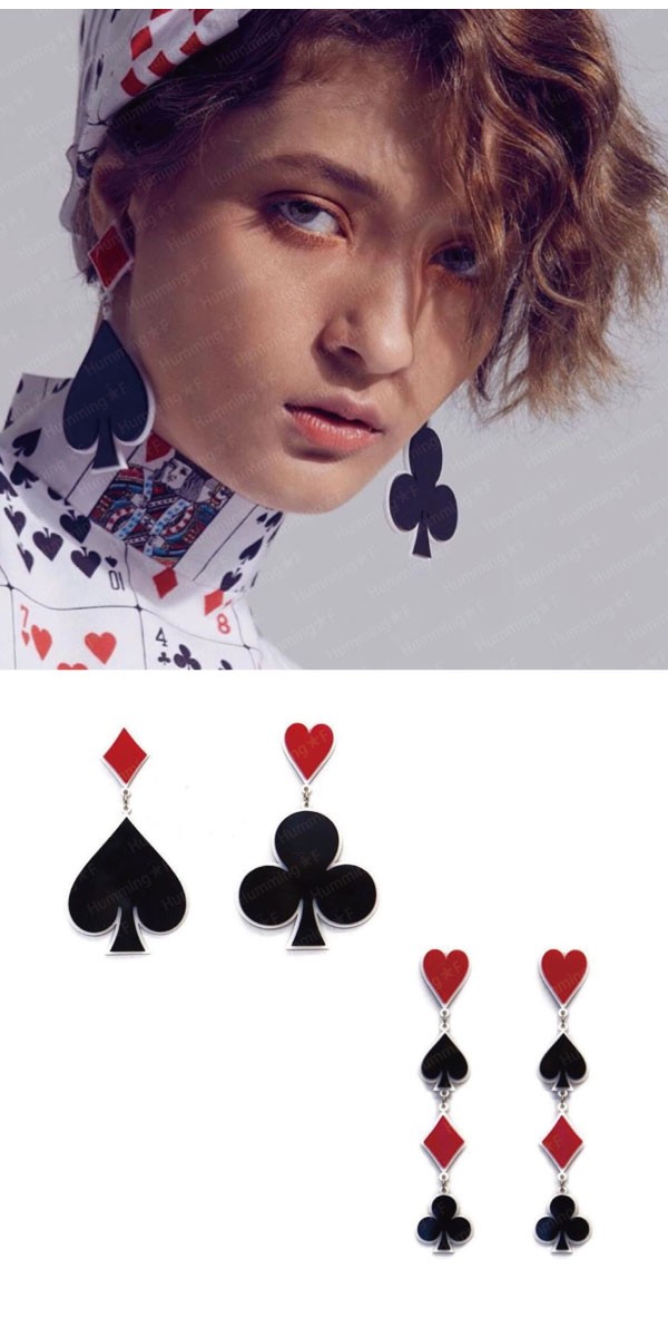 トランプ柄のアクリルピアス