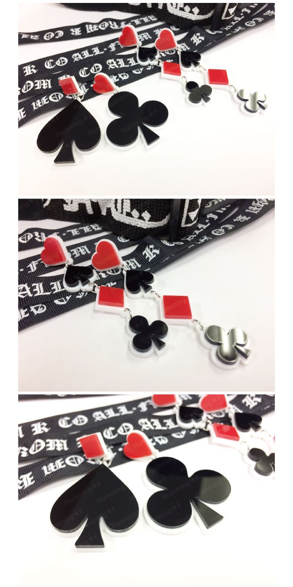 トランプ柄のアクリルピアス