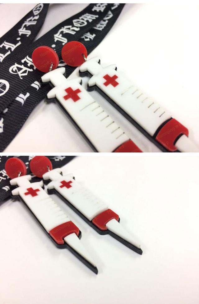 注射器モチーフのアクリルプレートピアス 