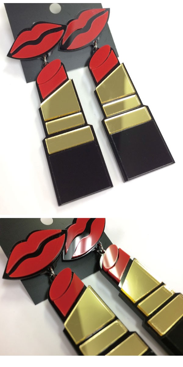 揺れる口紅がセクシー可愛いアクリルプレートピアス