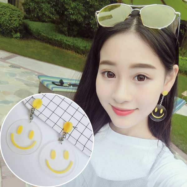 スマイルモチーフが可愛いアクリルピアス 