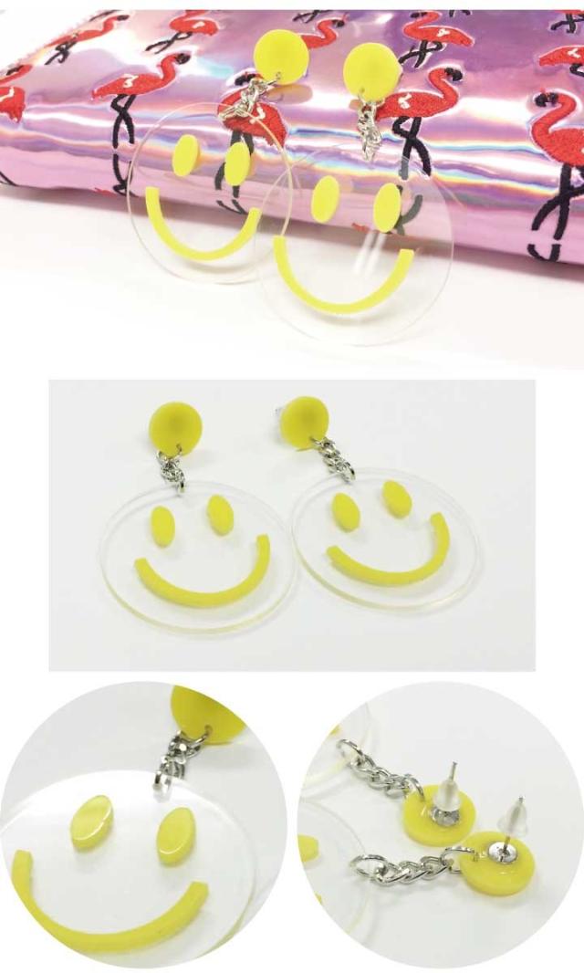 スマイルモチーフが可愛いアクリルピアス 