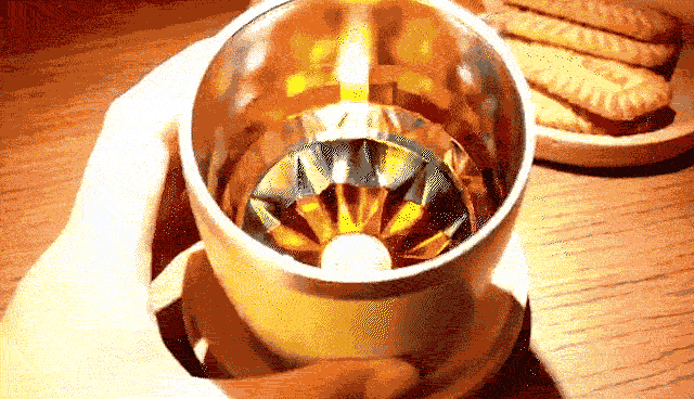 飲み物と光の揺れる演出が楽しめる煌めきタンブラー