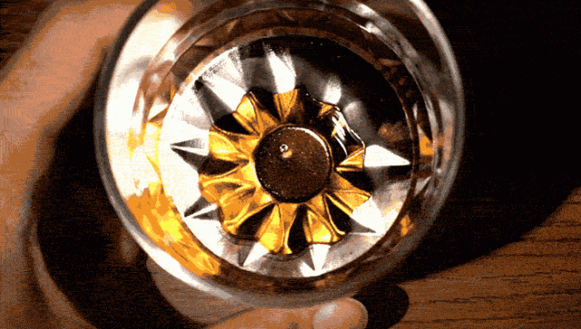 飲み物と光の揺れる演出が楽しめる煌めきタンブラー