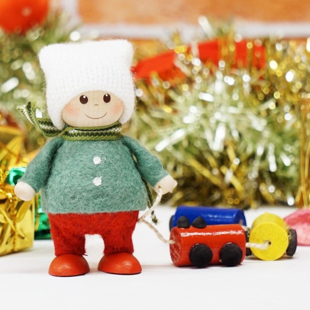ノルディカニッセ 電車のおもちゃを運ぶ男の子 Joy to the world