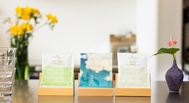 雨あがり、そよ風を感じながら白いラクダで旅にでる