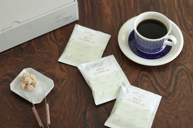 お歳暮に 特別なドリップコーヒーギフト<br>
雨あがり、白い息を吐く君とラクダにのって旅にでる 36杯分<br>
挽きたて充填の新鮮ドリップコーヒー<br>
内祝 にもおすすめ<br>
Qグレーダー厳選 スペシャルティコーヒー豆使用<br>