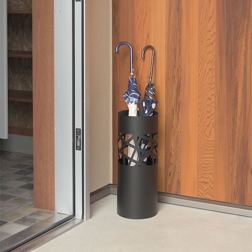 傘立て 傘入れ アンブレラスタンド 玄関 室内 屋外 かさ 収納 北欧 スッキリ スチール 円 丸 高級感 コンパクト 省スペース スリム おしゃれ カフェ シンプル 安定感 店舗 ナチュラル かわいい 一人暮らし カラフル ホワイト 白 ブラック 黒 azm 家具