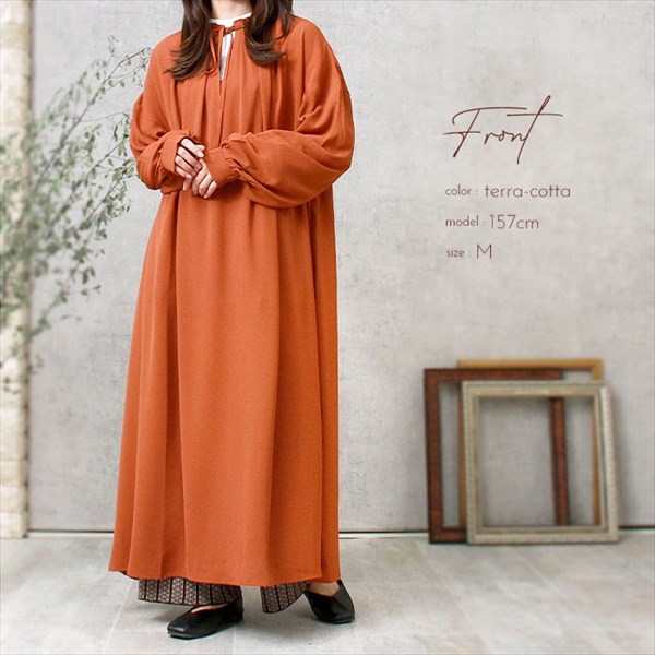 立ち襟 ワンピース フリル とろみ素材 衿ギャザー ボリューム袖 スタンドカラー 前後2way 長袖 ロング 袖ボリューム レディース リボンディティール おしゃれ おすすめ かわいい 可愛い オフィスカジュアル お出かけ デート 楽ちん ゆったり Ladies onepiece ブラック 黒 チャコールグレー テラコッタ ホワイト グリーン 20代 30代 40代 大人 コーデ