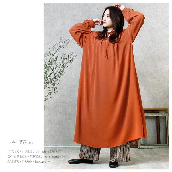 立ち襟 ワンピース フリル とろみ素材 衿ギャザー ボリューム袖 スタンドカラー 前後2way 長袖 ロング 袖ボリューム レディース リボンディティール おしゃれ おすすめ かわいい 可愛い オフィスカジュアル お出かけ デート 楽ちん ゆったり Ladies onepiece ブラック 黒 チャコールグレー テラコッタ ホワイト グリーン 20代 30代 40代 大人 コーデ