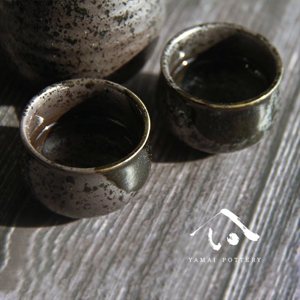 美濃焼 toki minoyaki japan 酒器 セット 酒器セット お猪口 徳利 おちょこ ペア とっくり 黒結晶織部ひょうたん 陶器 手作り 2号 食器 結婚祝い 還暦祝い 祝い 還暦 プレゼント ギフト ギフトセット 食器セット お土産 誕生日 贈り物 お祝い 母の日 父の日 記念日 和食器 洋食器 カフェ シンプル キッチン キッチン用品 お揃い 国産 日本製 岐阜産 熱燗 冷酒 日本酒 酒 焼酎 食洗機対応 盃 平盃 大ぐい?み 電子レンジ対応