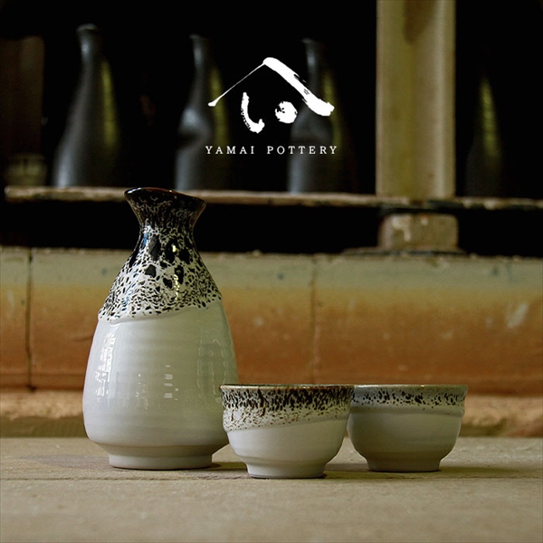 美濃焼 toki minoyaki japan 酒器 セット 酒器セット お猪口 徳利 おちょこ ペア とっくり 天雷改 陶器 手作り 2号 食器 結婚祝い 還暦祝い 祝い 還暦 プレゼント ギフト ギフトセット 食器セット お土産 誕生日 贈り物 お祝い 母の日 父の日 記念日 和食器 洋食器 カフェ シンプル キッチン キッチン用品 お揃い 国産 日本製 岐阜産 熱燗 冷酒 日本酒 酒 焼酎 食洗機対応 盃 平盃 大ぐい?み 電子レンジ対応