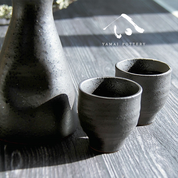 美濃焼 toki minoyaki japan 酒器 セット 酒器セット お猪口 徳利 おちょこ ペア とっくり 大徳利黒墨 陶器 手作り 2号 食器 結婚祝い 還暦祝い 祝い 還暦 プレゼント ギフト ギフトセット 食器セット お土産 誕生日 贈り物 お祝い 母の日 父の日 記念日 和食器 洋食器 カフェ シンプル キッチン キッチン用品 お揃い 国産 日本製 岐阜産 熱燗 冷酒 日本酒 酒 焼酎 食洗機対応 盃 平盃 大ぐい?み 電子レンジ対応