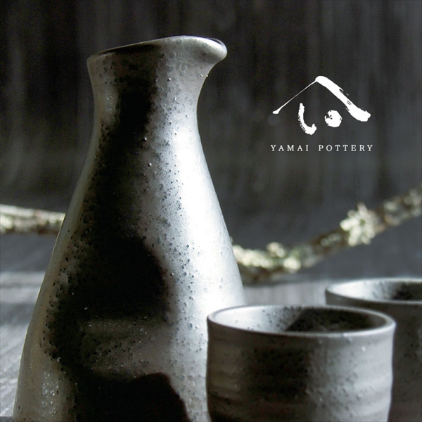 美濃焼 toki minoyaki japan 酒器 セット 酒器セット お猪口 徳利 おちょこ ペア とっくり 大徳利黒墨 陶器 手作り 2号 食器 結婚祝い 還暦祝い 祝い 還暦 プレゼント ギフト ギフトセット 食器セット お土産 誕生日 贈り物 お祝い 母の日 父の日 記念日 和食器 洋食器 カフェ シンプル キッチン キッチン用品 お揃い 国産 日本製 岐阜産 熱燗 冷酒 日本酒 酒 焼酎 食洗機対応 盃 平盃 大ぐい?み 電子レンジ対応