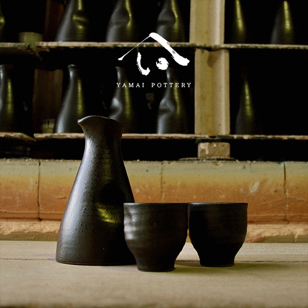 美濃焼 toki minoyaki japan 酒器 セット 酒器セット お猪口 徳利 おちょこ ペア とっくり 大徳利黒墨 陶器 手作り 2号 食器 結婚祝い 還暦祝い 祝い 還暦 プレゼント ギフト ギフトセット 食器セット お土産 誕生日 贈り物 お祝い 母の日 父の日 記念日 和食器 洋食器 カフェ シンプル キッチン キッチン用品 お揃い 国産 日本製 岐阜産 熱燗 冷酒 日本酒 酒 焼酎 食洗機対応 盃 平盃 大ぐい?み 電子レンジ対応