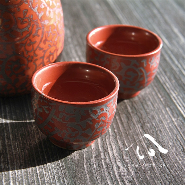美濃焼 toki minoyaki japan 酒器 セット 酒器セット お猪口 徳利 おちょこ ペア とっくり 赤たこ唐草 陶器 手作り 1号 食器 結婚祝い 還暦祝い 祝い 還暦 プレゼント ギフト ギフトセット 食器セット お土産 誕生日 贈り物 お祝い 母の日 父の日 記念日 和食器 洋食器 カフェ シンプル キッチン キッチン用品 お揃い 国産 日本製 岐阜産 熱燗 冷酒 日本酒 酒 焼酎 食洗機対応 盃 平盃 大ぐい?み 電子レンジ対応