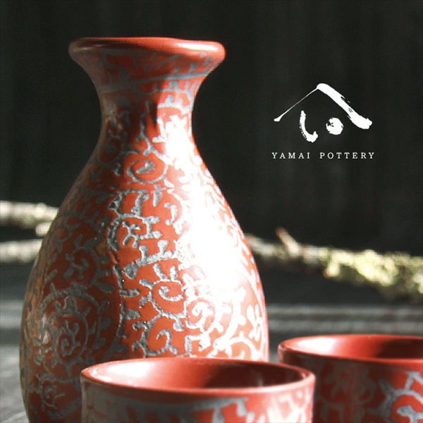 美濃焼 toki minoyaki japan 酒器 セット 酒器セット お猪口 徳利 おちょこ ペア とっくり 赤たこ唐草 陶器 手作り 1号 食器 結婚祝い 還暦祝い 祝い 還暦 プレゼント ギフト ギフトセット 食器セット お土産 誕生日 贈り物 お祝い 母の日 父の日 記念日 和食器 洋食器 カフェ シンプル キッチン キッチン用品 お揃い 国産 日本製 岐阜産 熱燗 冷酒 日本酒 酒 焼酎 食洗機対応 盃 平盃 大ぐい?み 電子レンジ対応