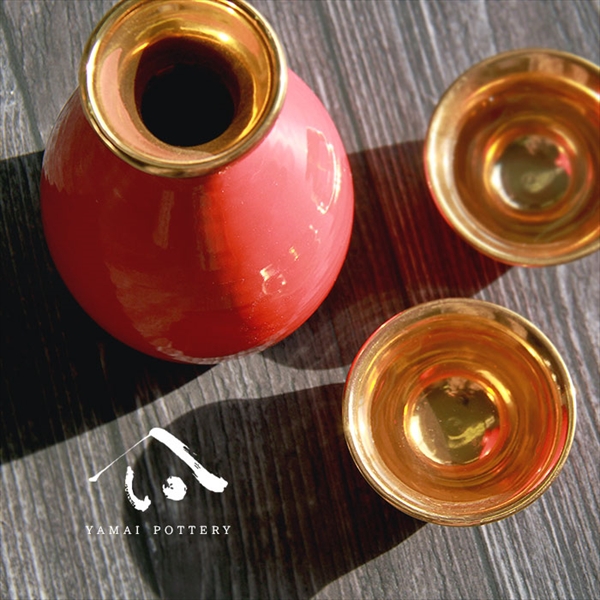 美濃焼 toki minoyaki japan 酒器 セット 酒器セット お猪口 徳利 おちょこ ペア とっくり 朱金彩 陶器 手作り 2号 食器 結婚祝い 還暦祝い 祝い 還暦 プレゼント ギフト ギフトセット 食器セット お土産 誕生日 贈り物 お祝い 母の日 父の日 記念日 和食器 洋食器 カフェ シンプル キッチン キッチン用品 お揃い 国産 日本製 岐阜産 熱燗 冷酒 日本酒 酒 焼酎 食洗機対応 盃 平盃 大ぐい?み 電子レンジ対応