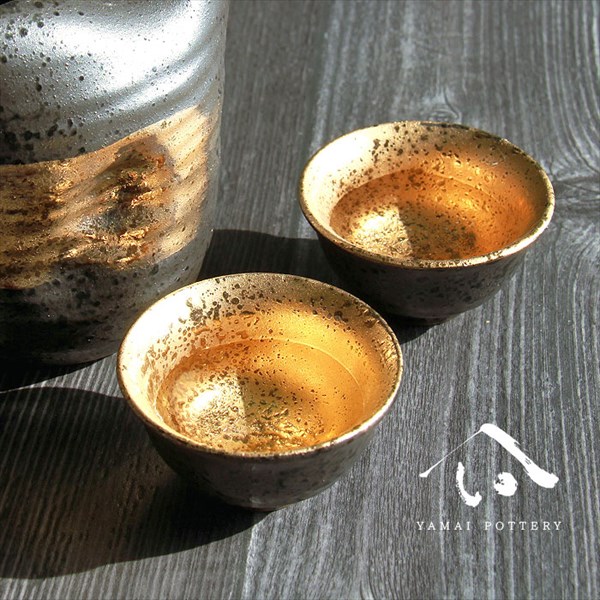 美濃焼 toki minoyaki japan 冷酒器 セット 酒器セット お猪口 冷酒 徳利 おちょこ ペア とっくり 酒器 黒結晶片口金巻 陶器 手作り 2号 食器 結婚祝い 還暦祝い 祝い 還暦 プレゼント ギフト ギフトセット 食器セット お土産 誕生日 贈り物 お祝い 母の日 父の日 記念日 和食器 洋食器 カフェ シンプル キッチン キッチン用品 お揃い 国産 日本製 岐阜産 熱燗 冷酒 日本酒 酒 焼酎 食洗機対応 盃 平盃 大ぐい?み 電子レンジ対応