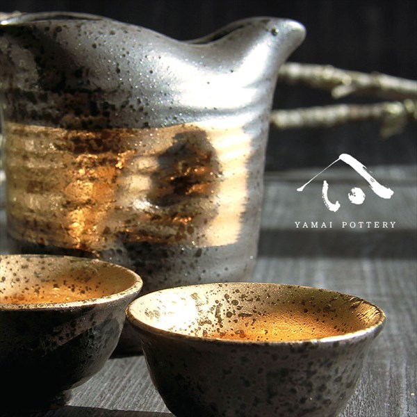 美濃焼 toki minoyaki japan 冷酒器 セット 酒器セット お猪口 冷酒 徳利 おちょこ ペア とっくり 酒器 黒結晶片口金巻 陶器 手作り 2号 食器 結婚祝い 還暦祝い 祝い 還暦 プレゼント ギフト ギフトセット 食器セット お土産 誕生日 贈り物 お祝い 母の日 父の日 記念日 和食器 洋食器 カフェ シンプル キッチン キッチン用品 お揃い 国産 日本製 岐阜産 熱燗 冷酒 日本酒 酒 焼酎 食洗機対応 盃 平盃 大ぐい?み 電子レンジ対応