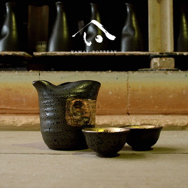 美濃焼 toki minoyaki japan 冷酒器 セット 酒器セット お猪口 冷酒 徳利 おちょこ ペア とっくり 酒器 黒結晶片口金巻 陶器 手作り 2号 食器 結婚祝い 還暦祝い 祝い 還暦 プレゼント ギフト ギフトセット 食器セット お土産 誕生日 贈り物 お祝い 母の日 父の日 記念日 和食器 洋食器 カフェ シンプル キッチン キッチン用品 お揃い 国産 日本製 岐阜産 熱燗 冷酒 日本酒 酒 焼酎 食洗機対応 盃 平盃 大ぐい?み 電子レンジ対応