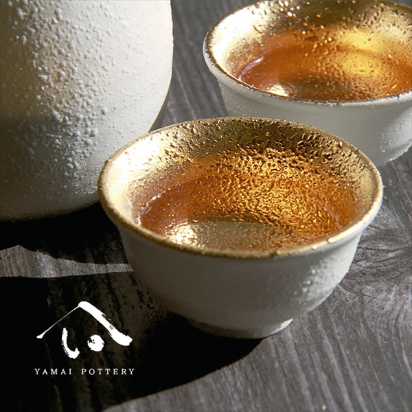 美濃焼 toki minoyaki japan 冷酒器 セット 酒器セット お猪口 冷酒 徳利 おちょこ ペア とっくり 酒器 白結晶金彩 陶器 手作り 2号 食器 結婚祝い 還暦祝い 祝い 還暦 プレゼント ギフト ギフトセット 食器セット お土産 誕生日 贈り物 お祝い 母の日 父の日 記念日 和食器 洋食器 カフェ シンプル キッチン キッチン用品 お揃い 国産 日本製 岐阜産 熱燗 冷酒 日本酒 酒 焼酎 食洗機対応 盃 平盃 大ぐい?み 電子レンジ対応