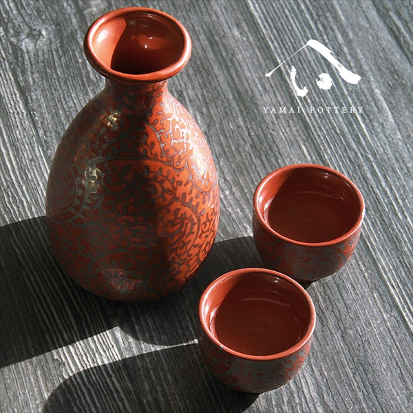 美濃焼 toki minoyaki japan 酒器 セット 酒器セット お猪口 徳利 おちょこ ペア とっくり 赤たこ唐草 陶器 手作り 2号 食器 結婚祝い 還暦祝い 祝い 還暦 プレゼント ギフト ギフトセット 食器セット お土産 誕生日 贈り物 お祝い 母の日 父の日 記念日 和食器 洋食器 カフェ シンプル キッチン キッチン用品 お揃い 国産 日本製 岐阜産 熱燗 冷酒 日本酒 酒 焼酎 食洗機対応 盃 平盃 大ぐい?み 電子レンジ対応