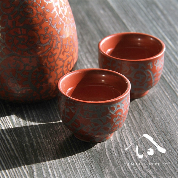 美濃焼 toki minoyaki japan 酒器 セット 酒器セット お猪口 徳利 おちょこ ペア とっくり 赤たこ唐草 陶器 手作り 2号 食器 結婚祝い 還暦祝い 祝い 還暦 プレゼント ギフト ギフトセット 食器セット お土産 誕生日 贈り物 お祝い 母の日 父の日 記念日 和食器 洋食器 カフェ シンプル キッチン キッチン用品 お揃い 国産 日本製 岐阜産 熱燗 冷酒 日本酒 酒 焼酎 食洗機対応 盃 平盃 大ぐい?み 電子レンジ対応